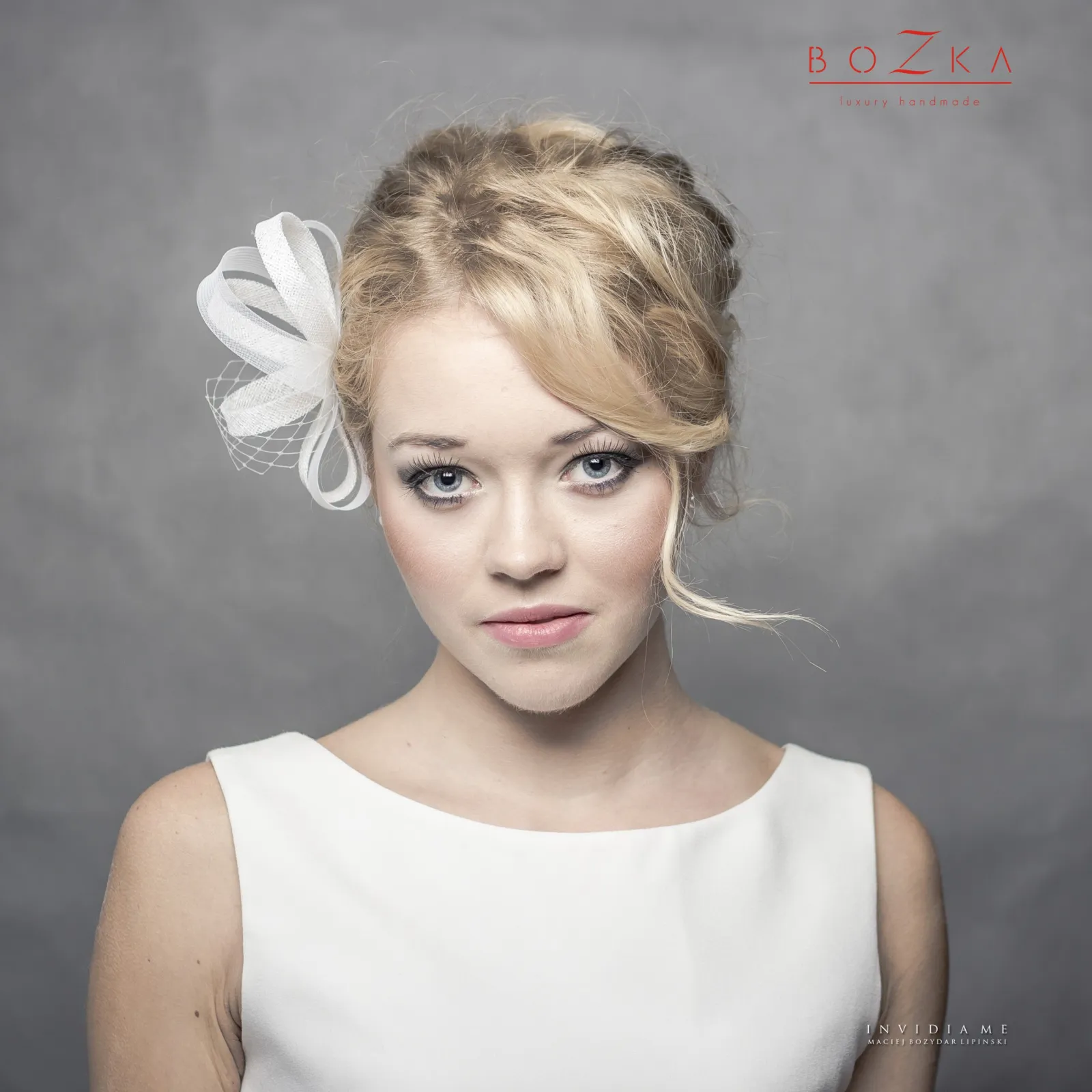 Delikatna ślubna ozdoba na głowę z woalką i przezroczystą krynoliną.