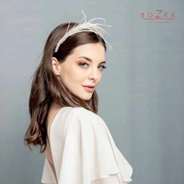 Opaska ślubna z piórkami typu Czarny Łabędź.