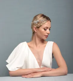 Biżuteryjna ozdoba ślubna na grzebyku z kwarcem i kryształkami.