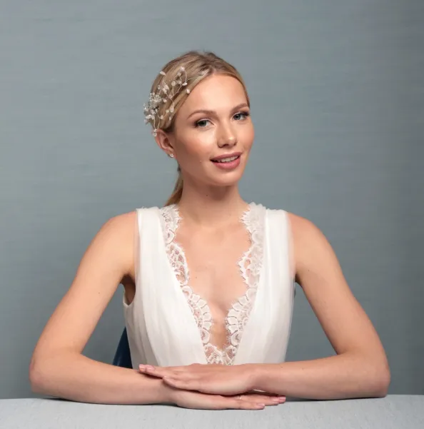 Biżuteryjna ozdoba ślubna na grzebyku z kwarcem i kryształkami.