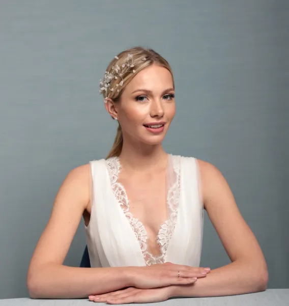 Biżuteryjna ozdoba ślubna na grzebyku z kwarcem i kryształkami.