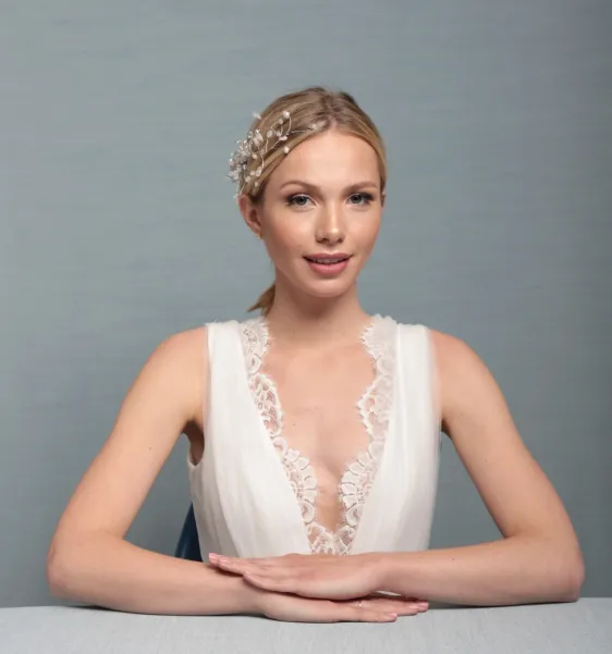 Biżuteryjna ozdoba ślubna na grzebyku z kwarcem i kryształkami.