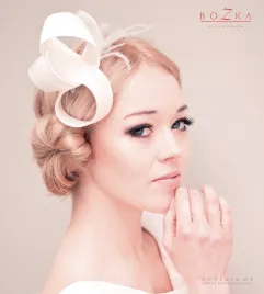 Jedwabny ślubny fascynator z piórkami