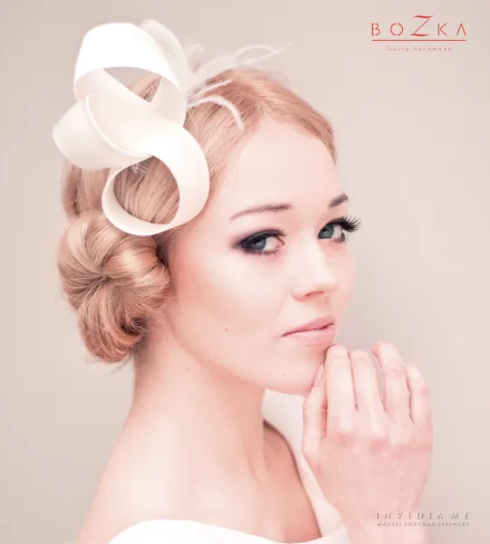 Jedwabny ślubny fascynator z piórkami