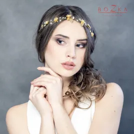 Wiązana złota opaska ślubna z kwiatkami i koralikami.