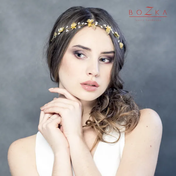 Wiązana złota opaska ślubna z kwiatkami i koralikami.