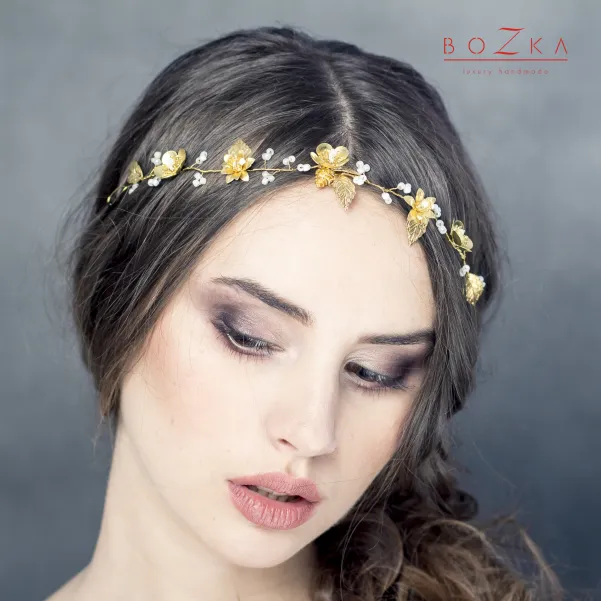 Wiązana złota opaska ślubna z kwiatkami i koralikami.