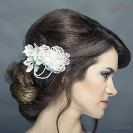 Koronkowa ozdoba do włosów na grzbyku do ślubu.