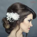 Koronkowa ozdoba do włosów na grzbyku do ślubu.