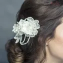 Koronkowa ozdoba do włosów na grzbyku do ślubu.