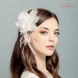 Ozdoba ślubna do włosów- kwiat z piórkami.