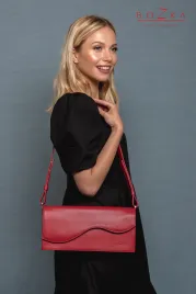 Średniej wielkości nowoczesna elegancka torebka z czerwonej skóry.