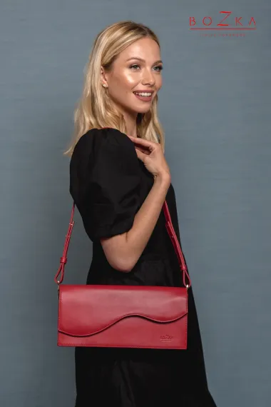 Średniej wielkości nowoczesna elegancka torebka z czerwonej skóry.