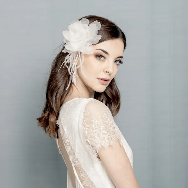 Ozdoba ślubna do włosów- kwiat z piórkami.