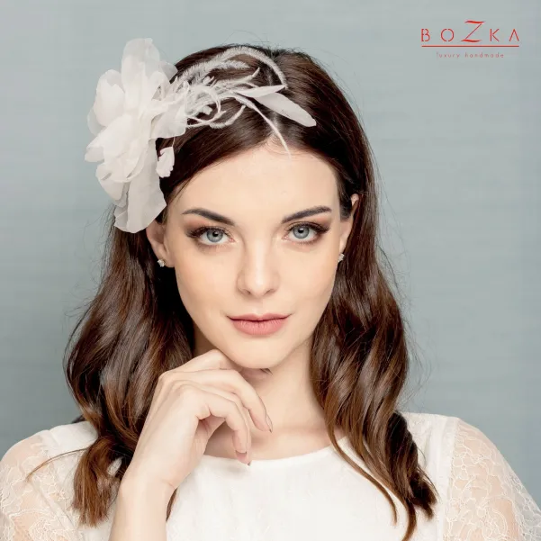 Ozdoba ślubna do włosów- kwiat z piórkami.