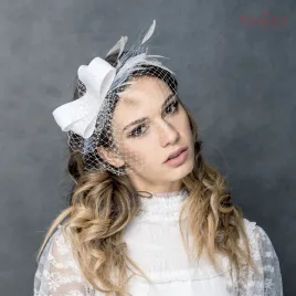 Fascynator ślubny z woalką i piórkami.