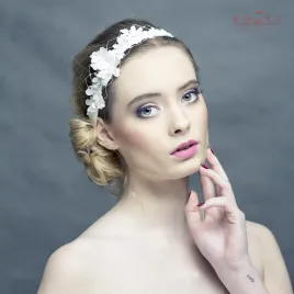 Wiązana ślubna opaska w stylu boho z koronką, woalką i kwiatami.