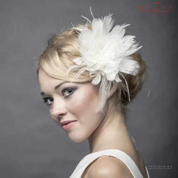 Ślubny kwiat we włosy wykonany z piórek