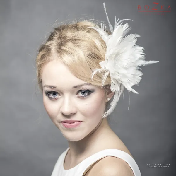 Ślubny kwiat we włosy wykonany z piórek