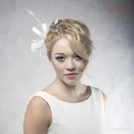 Delikatny ślubny fascynator zdobiony piórkami