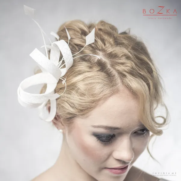Delikatny ślubny fascynator zdobiony piórkami
