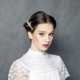 Srebrny grzebyk ślubny z kwiatkami i listkami.