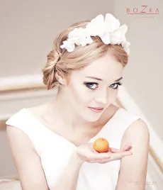 Ślubna opaska zdobiona jedwabnymi płatkami