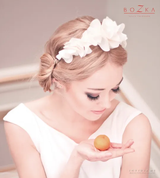 Ślubna opaska zdobiona jedwabnymi płatkami