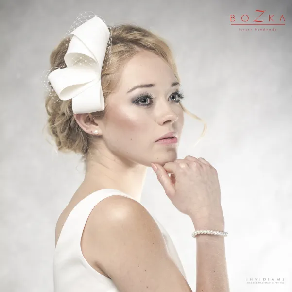 Duża ozdoba ślubna do włosów z jedwabiu zdobiona woalką