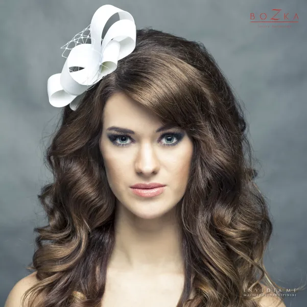 Jedwabny duży ślubny fascynator na głowę.