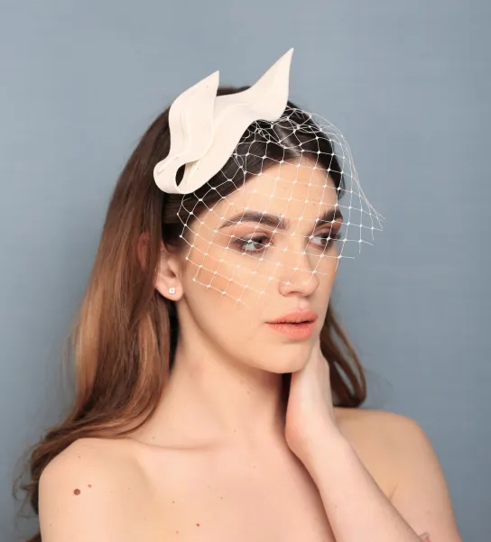 Nowoczesny falujący dodatek do włosów na ślub z woalką.