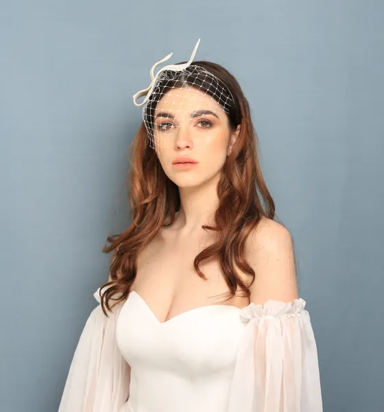 Nowoczesny falujący dodatek do włosów na ślub z woalką.