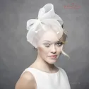 Ślubna ozdoba na głowę wykonana z krynoliny z puszkiem.