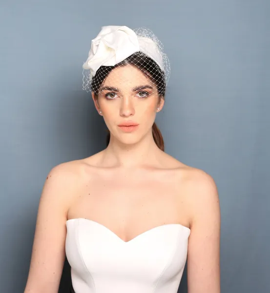 Wyjątkowa satynowa opaska ślubna z różą i woalką.