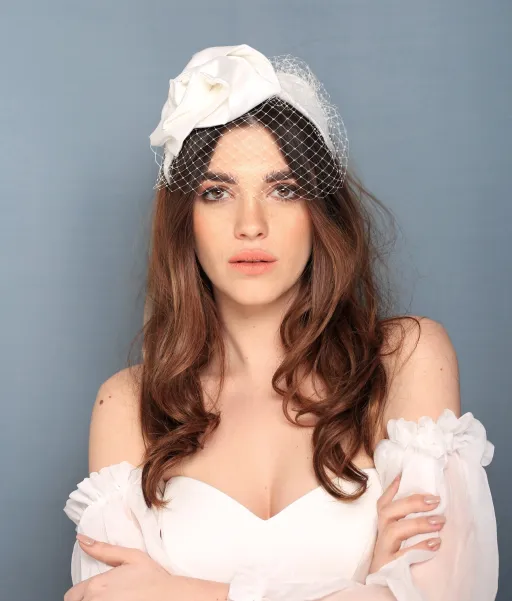 Wyjątkowa satynowa opaska ślubna z różą i woalką.