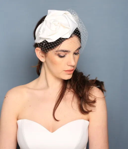 Wyjątkowa satynowa opaska ślubna z różą i woalką.