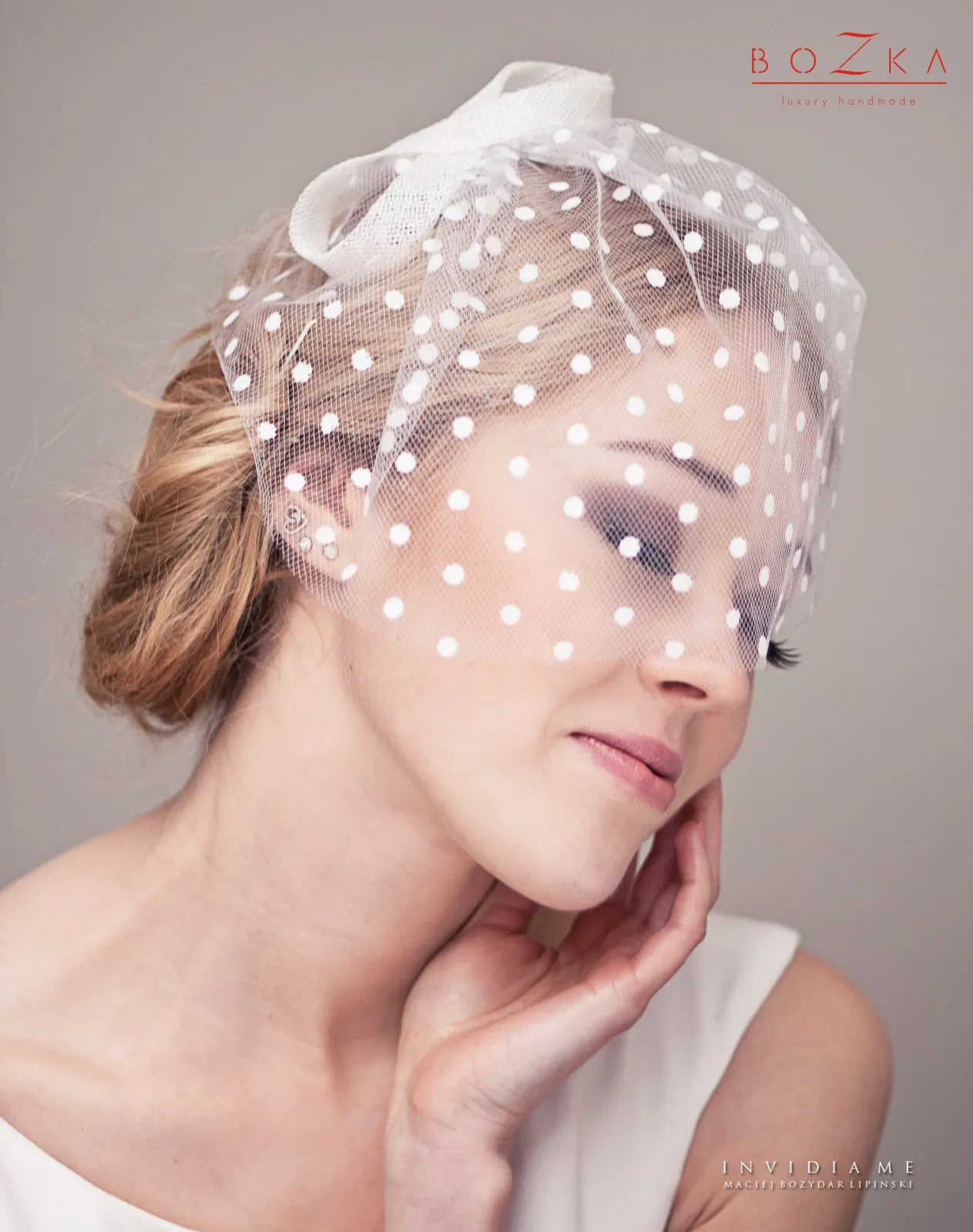 Tiulowa woalka w kropki