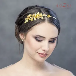 Złota biżuteryjna opaska na głowę z kwiatkami.