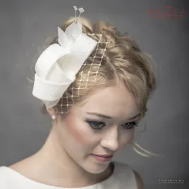 Pokaźny ślubny fascynator zdobiony piórkami oraz woalką