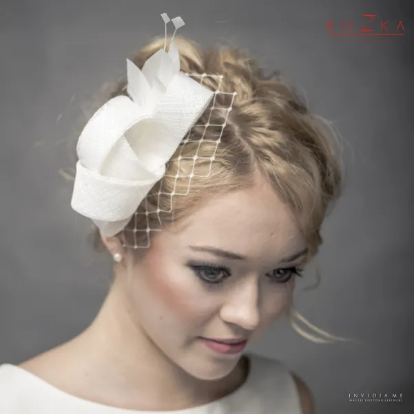 Pokaźny ślubny fascynator zdobiony piórkami oraz woalką