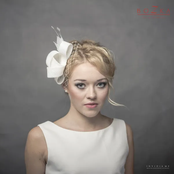 Pokaźny ślubny fascynator zdobiony piórkami oraz woalką