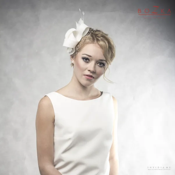 Pokaźny ślubny fascynator zdobiony piórkami oraz woalką