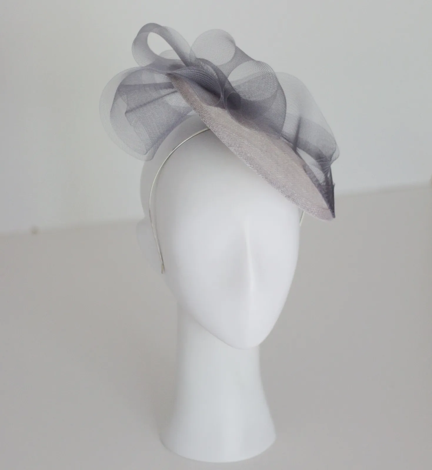 Szary kapelusz kokatailowy