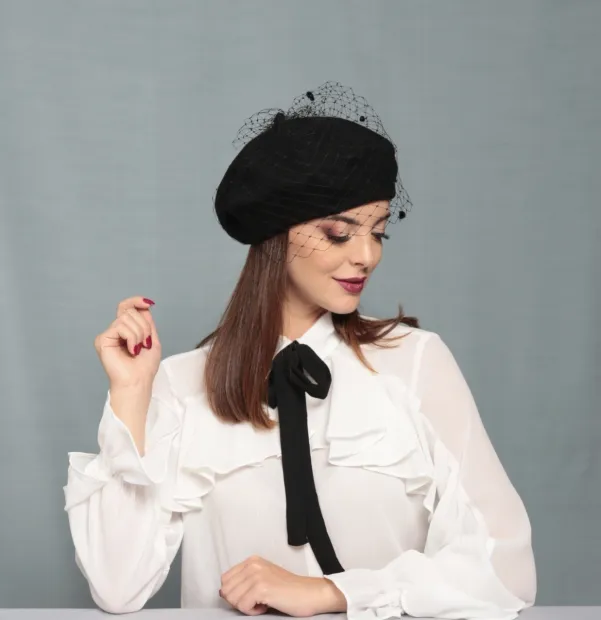 Beret damski- poznajcie jego elegancką a zarazem nowoczesną odsłonę.